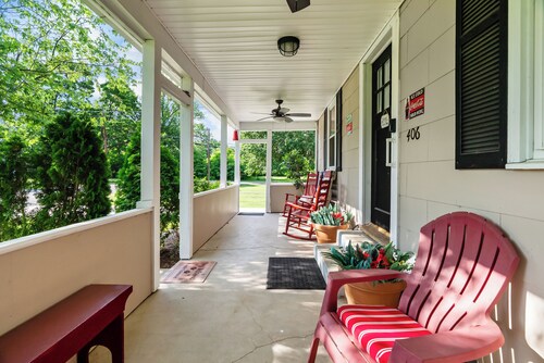 Coca Cola Cottage-Stay & Play Near Purina Farms w/private Pet Friendly back yard