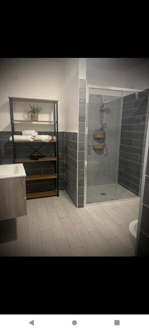 Dusche, Haartrockner, Bidet, Handtücher