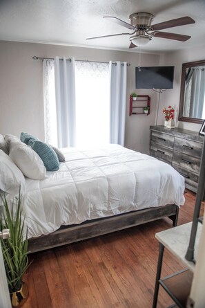 3 bedrooms, desk, iron/ironing board, free WiFi - Spanish Charm in Nob Hill • Rooftop Views • Secret Master Suite (Albuquerque)