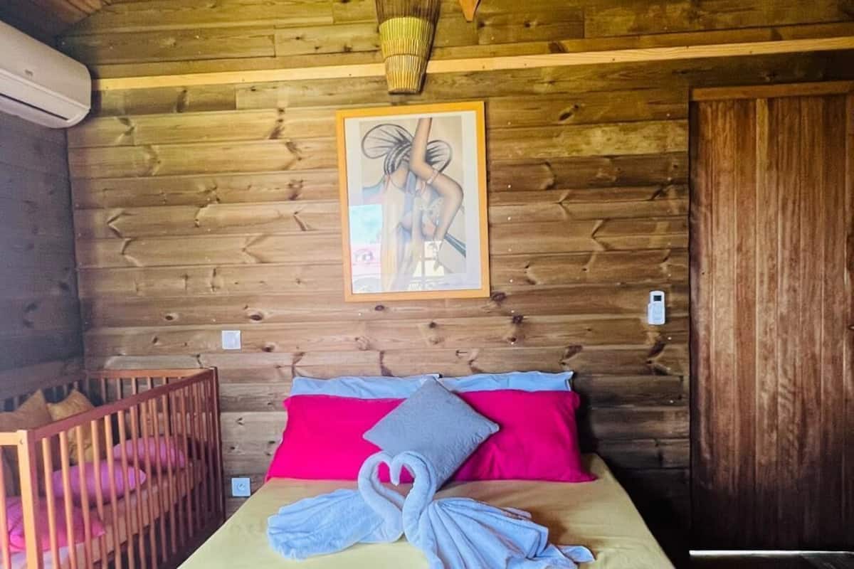 Bungalow Deluxe, balcón | Decoración personalizada, muebles diferentes y insonorización