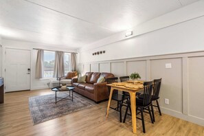 Condo, 1 King Bed, Kitchen (Poolside Near the Landing) | Interior