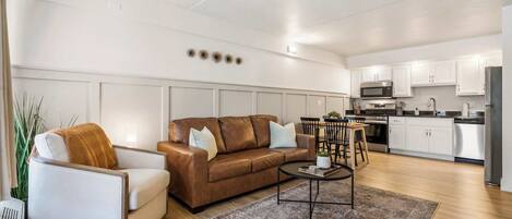 Condo, 1 King Bed, Kitchen (Poolside Near the Landing) | Living area
