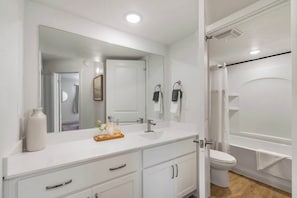 Condo, 1 King Bed, Kitchen (Poolside Near the Landing) | Bathroom | Towels