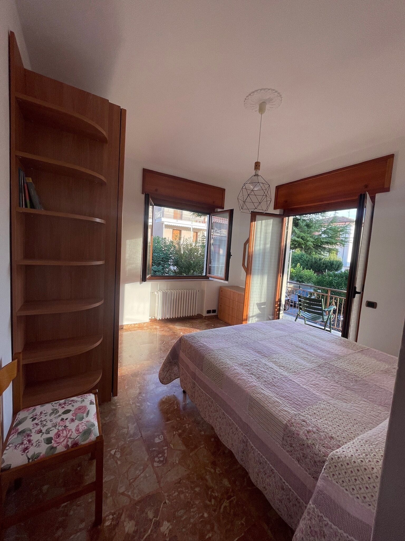 3 slaapkamers, een strijkplank/strijkijzer, wifi, beddengoed