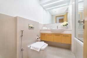 Appartamento Luxury, vista baia | Bagno | Vasca, set di cortesia gratuito, asciugacapelli, asciugamani