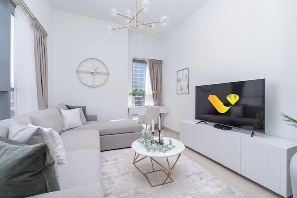 Appartamento Luxury, vista baia | Area soggiorno | Smart TV 55 pollici con canali satellitari