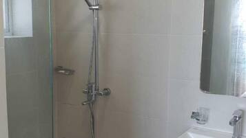 Apartemen, balkon, pemandangan laut | Kamar mandi | Perlengkapan mandi gratis, sabun, sampo, dan tisu toilet