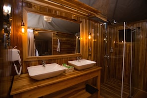 Quarto, vista para o parque | Banheiro | Chuveiro, produtos de toalete grátis, secador de cabelo, chinelos