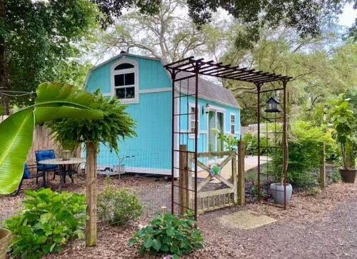 Perdido Surf Shack- a unique tiny home close to Perdido Key Beach and NAS