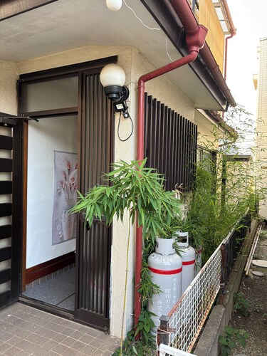 It is a quiet residential area with fresh air, and a good ramen shop is a 3-minute walk away. The natural hot spring is 5 minutes away by car, the Seibu Dome is 20 minutes away by car, and there are many delicious restaurants 10 minutes away by car.