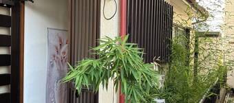 It is a quiet residential area with fresh air, and a good ramen shop is a 3-minute walk away. The natural hot spring is 5 minutes away by car, the Seibu Dome is 20 minutes away by car, and there are many delicious restaurants 10 minutes away by car.