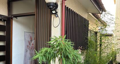 It is a quiet residential area with fresh air, and a good ramen shop is a 3-minute walk away. The natural hot spring is 5 minutes away by car, the Seibu Dome is 20 minutes away by car, and there are many delicious restaurants 10 minutes away by car.