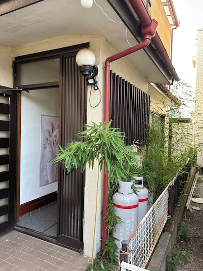 It is a quiet residential area with fresh air, and a good ramen shop is a 3-minute walk away. The natural hot spring is 5 minutes away by car, the Seibu Dome is 20 minutes away by car, and there are many delicious restaurants 10 minutes away by car.