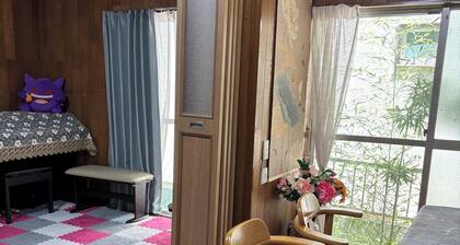 It is a quiet residential area with fresh air, and a good ramen shop is a 3-minute walk away. The natural hot spring is 5 minutes away by car, the Seibu Dome is 20 minutes away by car, and there are many delicious restaurants 10 minutes away by car.