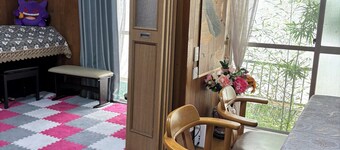It is a quiet residential area with fresh air, and a good ramen shop is a 3-minute walk away. The natural hot spring is 5 minutes away by car, the Seibu Dome is 20 minutes away by car, and there are many delicious restaurants 10 minutes away by car.