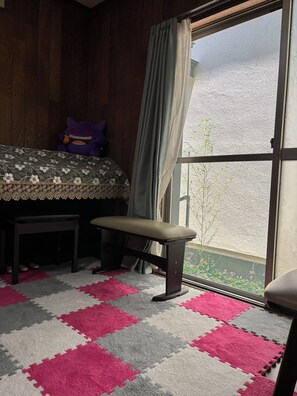 3 bedrooms, iron/ironing board, WiFi - It is a quiet residential area with fresh air, and a good ramen shop is a 3-minute walk away. The natural hot spring is 5 minutes away by car, the Seibu Dome is 20 minutes away by car, and there are many delicious restaurants 10 minutes away by car. (所沢市)