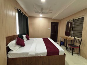 Quarto casal luxo | Escrivaninha, Wi-Fi de cortesia