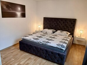 1 bedroom, travel cot, free WiFi, bed sheets