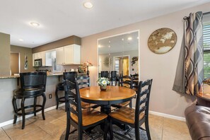 Condo, várias camas, sacada, vista para o campo de golfe (The Tee Shot) | Opções para refeição