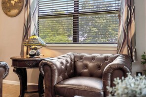 Condo, várias camas, sacada, vista para o campo de golfe (The Tee Shot) | Área de estar | TV de tela plana 42 polegadas com canais digitais