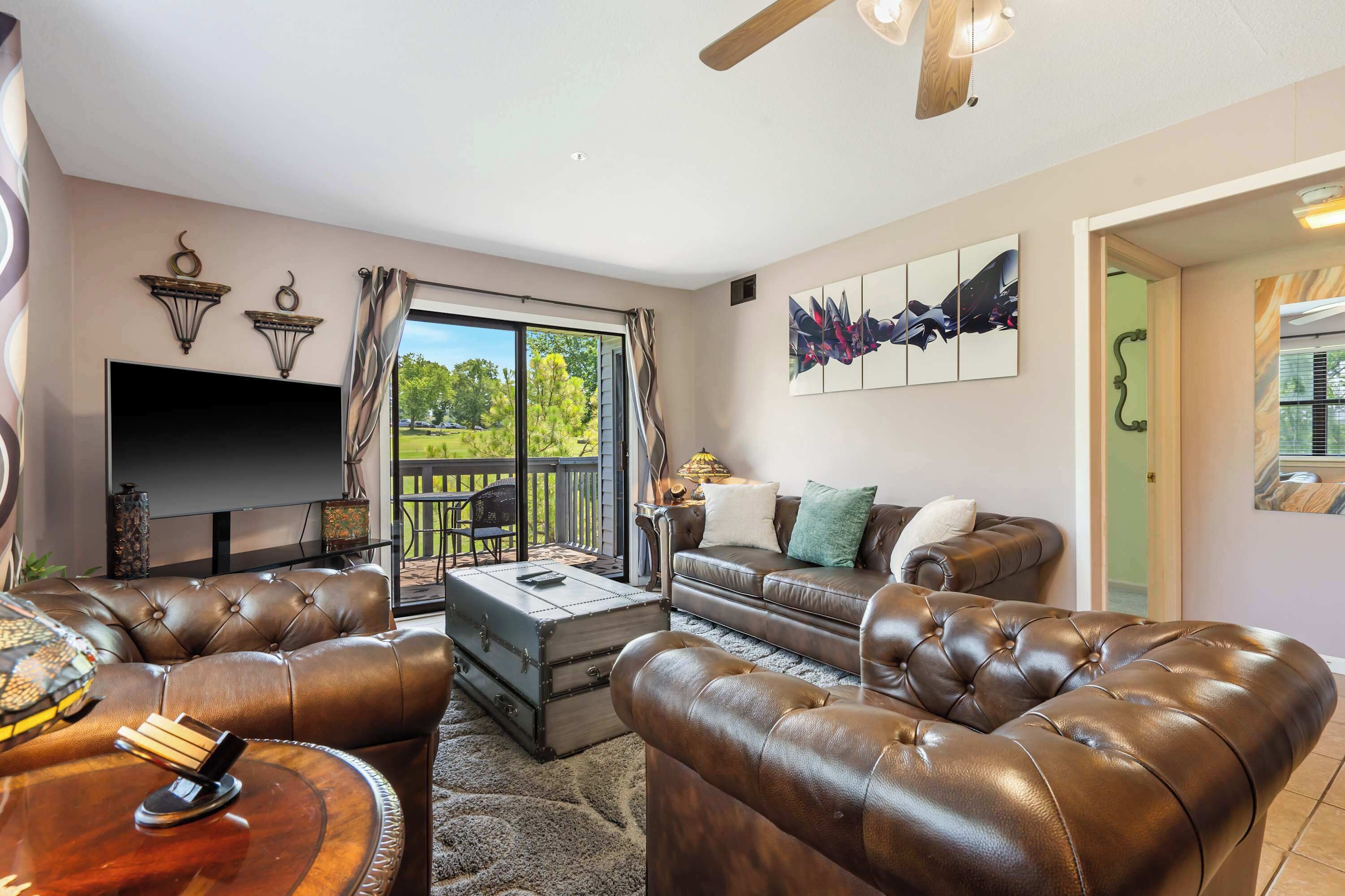 콘도, 침대(여러 개), 발코니, 골프장 전망 (The Tee Shot) | 거실 공간 | 디지털 채널 시청이 가능한 42인치 평면 TV