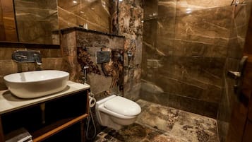 Elite Room | Bathroom | Shower, towels, soap, shampoo