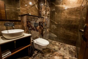 Elite Room | Bathroom | Shower, towels, soap, shampoo - HOTEL HARDIK PALACE - NOIDA (Noida)