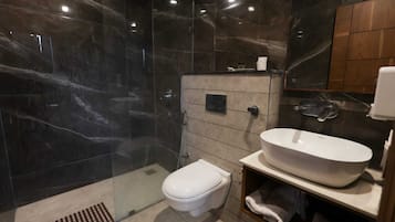 Deluxe Room | Bathroom | Shower, towels, soap, shampoo