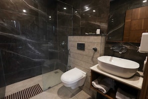 Camera Deluxe | Bagno | Doccia, asciugamani, sapone, shampoo