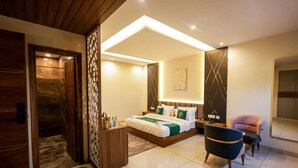 Una habitación de hotel moderna con cama, escritorio, silla y baño.