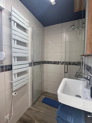 Ducha, secador de pelo, toallas y jabón