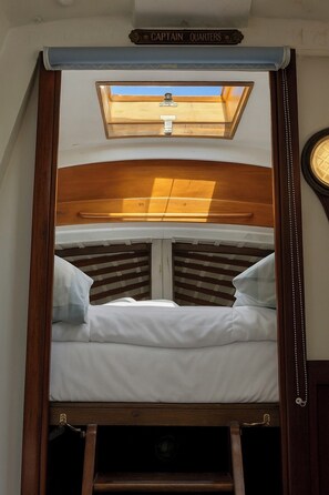 1 bedroom, bed sheets - Land Ahoy! A historic boat, anchored in acres of greenery. 1 of a kind adventure (Keyworth)