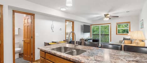 Condo, Plusieurs lits, balcon, vue sur le jardin (The Greenview Haven) | Intérieur