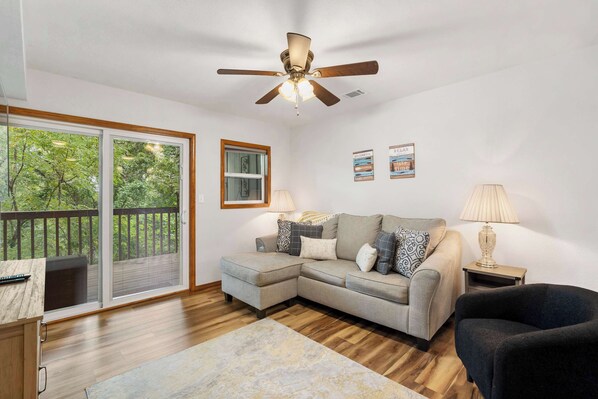 Appartamento, letti multipli, balcone, vista giardino (The Greenview Haven) | Area soggiorno | TV a schermo piatto 42 pollici con canali digitali