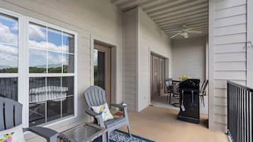 Condo, Berbilang Katil, Balcony (Waters Edge Retreat) | Tempat makan luar