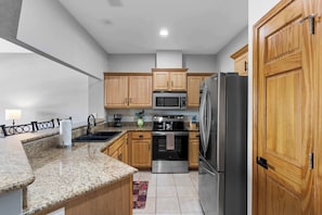 Appart'hôtel, plusieurs lits, balcon (Waters Edge Retreat) | Cuisine privée | Réfrigérateur, micro-ondes, four, plaque de cuisson