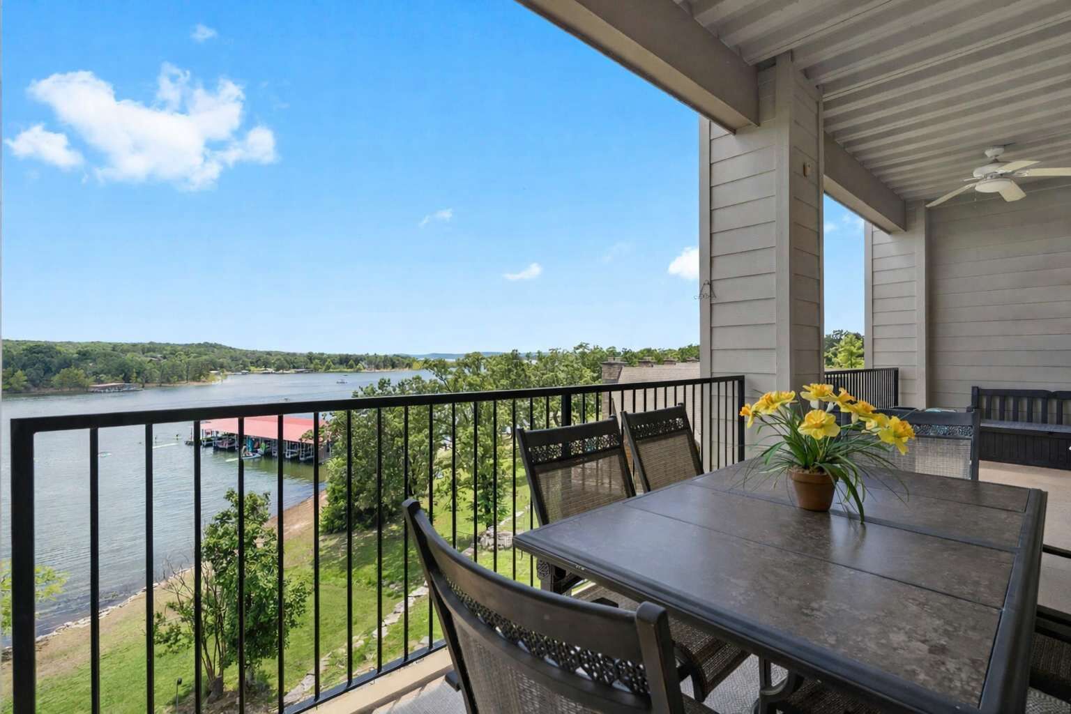 Apartment, Mehrere Betten, Balkon (Waters Edge Retreat) | Speisen im Freien