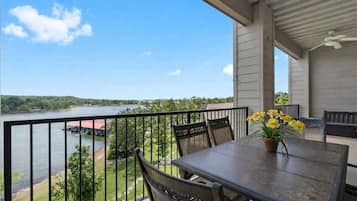 Apartment, Mehrere Betten, Balkon (Waters Edge Retreat) | Speisen im Freien