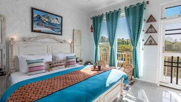 Premium tweepersoonskamer, balkon, uitzicht op bergen | Een kluis op de kamer, een strijkplank/strijkijzer, gratis wifi