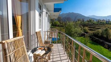 Premium tweepersoonskamer, balkon, uitzicht op bergen | Uitzicht vanaf balkon