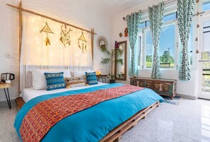 Quarto casal premium, sacada, vista para a montanha | Cofres nos quartos, ferros/tábuas de passar roupa, Wi-Fi de cortesia