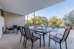 Outdoor dining - Deja Blue Beach & Pool House, by Estia (Ionian Islands)