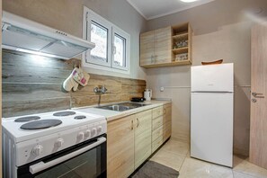 Réfrigérateur, four, plaque de cuisson, cafetière/bouilloire