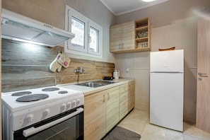 Réfrigérateur, four, plaque de cuisson, cafetière/bouilloire