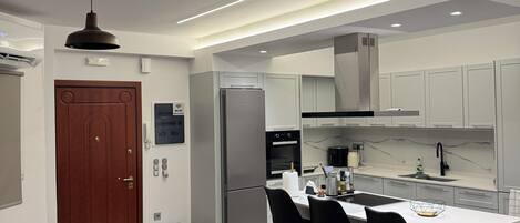 Kühlschrank, Ofen, Herdplatte, Geschirrspüler