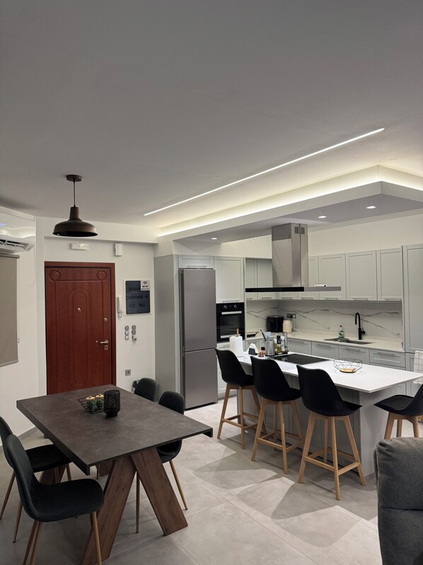 Réfrigérateur, four, plaque de cuisson, lave-vaisselle