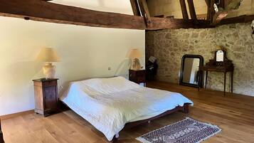 4 soverom, strykejern/-brett, internettilgang og sengetøy