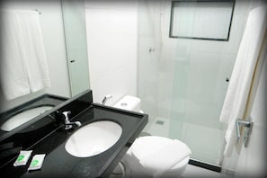Ducha, toallas, jabón, papel higiénico
