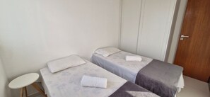 2 quartos, ferros/tábuas de passar roupa, acesso à internet