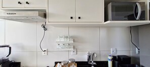 Refrigerador, microondas, horno y cafetera y tetera 